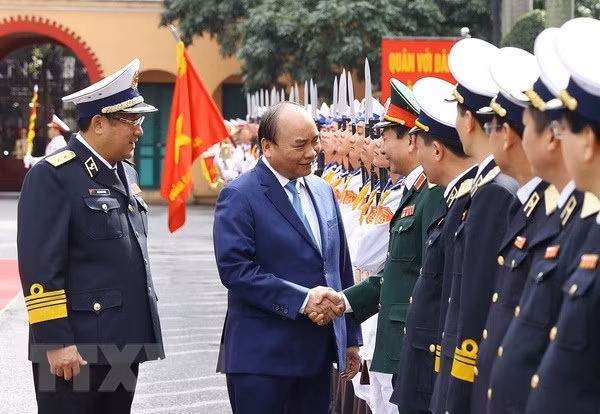 Thủ tướng Nguyễn Xuân Phúc với các tướng lĩnh, sỹ quan chỉ huy Bộ Tư lệnh Quân chủng Hải quân. (Ảnh: Thống Nhất/TTXVN)