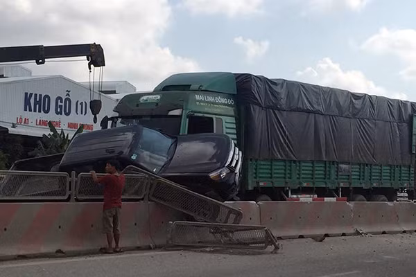 Xe bán tải quay ngang đường sau tai nạn. Ảnh: Phạm Sáng.
