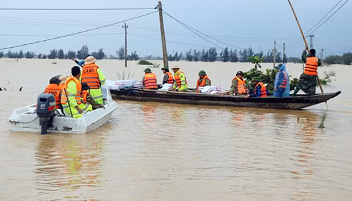 Công an Quảng Bình vượt lũ đưa lương thực, thuốc men đến với bà con vùng tâm lũ.