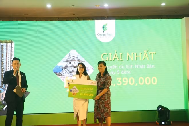 Bà Nguyễn Thị Hòa - Đại diện Chủ đầu tư trao giải cho khách hàng trúng thưởng