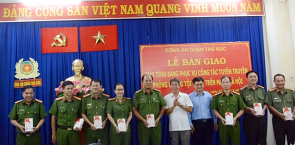 30 máy tính bảng được trang bị cho Công an 12 phường và các đội nghiệp vụ Công an quận Thủ Đức. 30 máy tính bảng được trang bị cho Công an 12 phường và các đội nghiệp vụ Công an quận Thủ Đức.