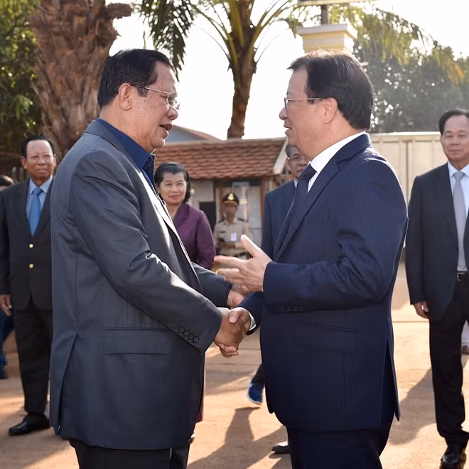Thủ tướng Campuchia Hun Sen và Phó Thủ tướng Trịnh Đình Dũng tại sự kiện. Ảnh: VGP/Nhật Bắc