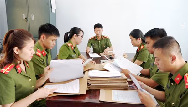 CBCS Công an Quảng Bình đang kiểm tra, phúc tra lại thông tin để thực hiện việc thu thập dữ liệu quốc gia về dân cư.