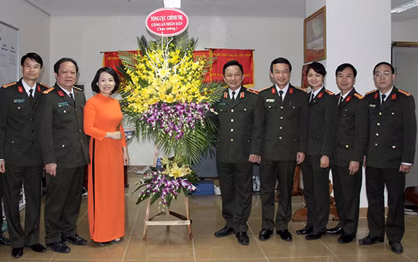 Thiếu tướng Nguyễn Quang Chữ tặng hoa Hội phụ nữ Bộ Công an
