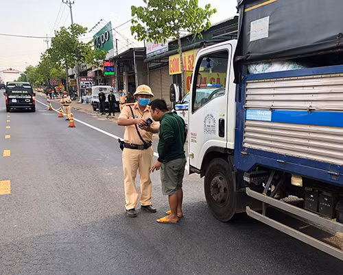 Lực lượng CSGT tăng cường kiểm tra nồng độ cồn đối với người điều khiển xe ô tô.