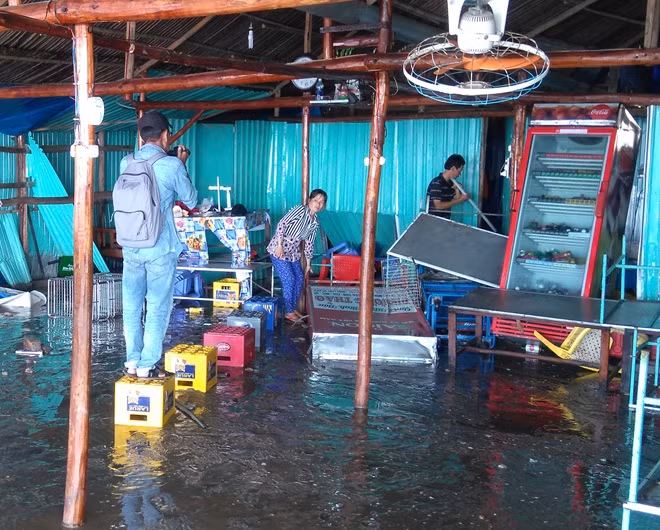 Người dân Nhà Bè chống chọi với ngập do triều cường.
