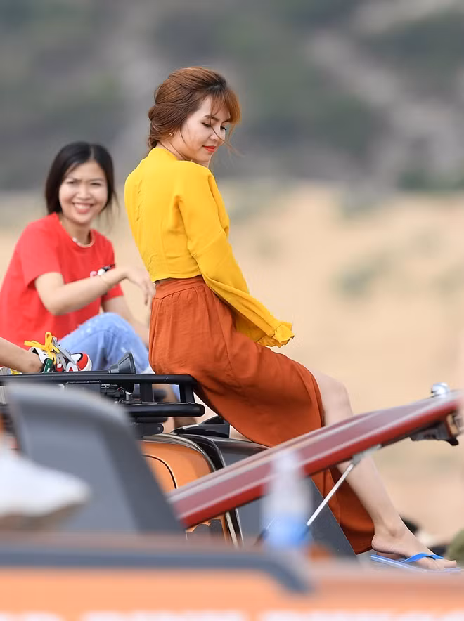Những bóng hồng cổ vũ các đội đua.