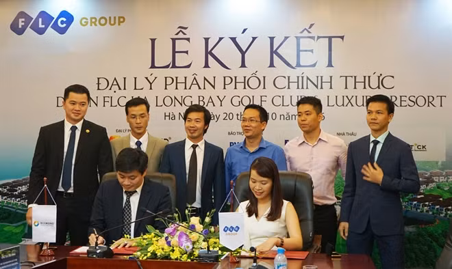 Bà Trần Thị My Lan- Phó Tổng Giám Đốc Tập đoàn FLC ký kết hợp đồng với Đại diện đơn vị phân phối