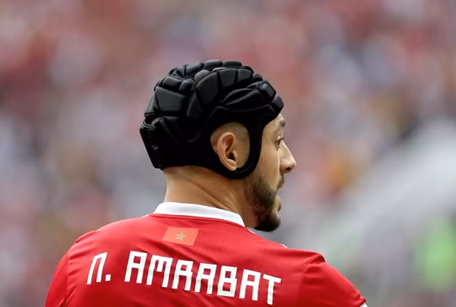 Tiền vệ số 16 của đội tuyển Morocco Nordin Amrabat xuất hiện trên sân trong trận đấu vào tối qua với Bồ Đào Nha cùng một chiếc mũ bảo hiểm đặc biệt trên đầu.