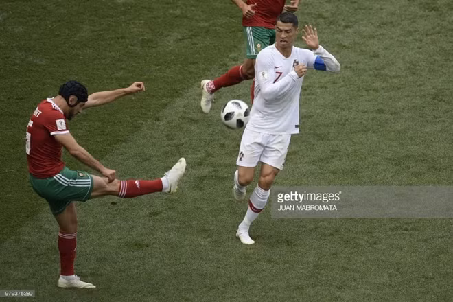 Nordin Amrabat trong một pha bóng đối đầu với Ronaldo