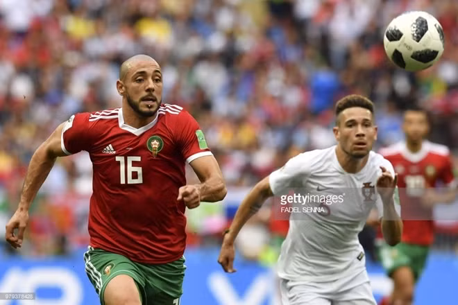 Sự liều lĩnh này của Nordin Amrabat có thể khiến anh trả giá rất đắt, thậm chí là chấm dứt sự nghiệp cầu thủ nếu xảy ra va chạm.