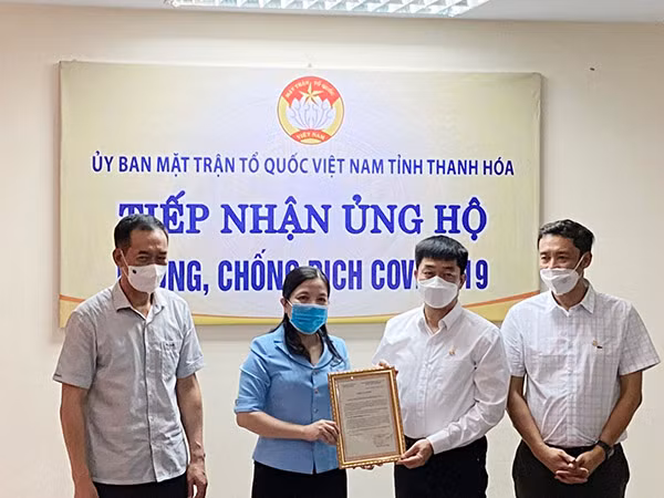 Bà Phạm Thị Thanh Thủy, Chủ tịch Ủy ban MTTQ tỉnh Thanh Hóa trao Thư cảm ơn Sun Group.