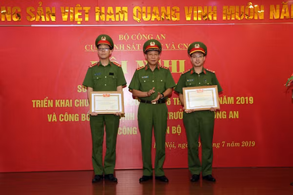 Thứ trưởng Lê Qúy Vương trao Bằng khen của Bộ Công an cho cá nhân, tập thể có thành tích xuất sắc.