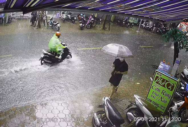 Nước ngập trong cơn mưa được ghi lại bởi camera của nhà dân trên phố Vương Thừa Vũ.