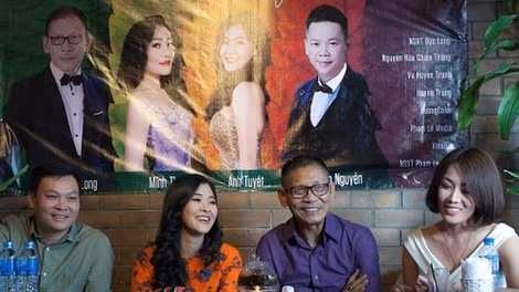 NSƯT Đức Long và các học trò của anh làm show “Khi gió mùa về”. NSƯT Đức Long và các học trò của anh làm show “Khi gió mùa về”.