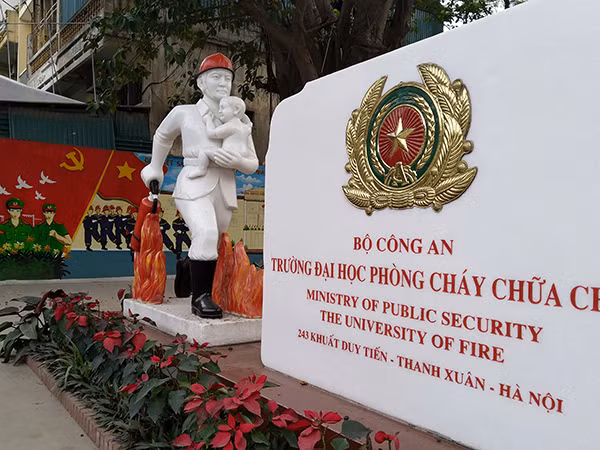 Tượng đài người lính PCCC mô phỏng sự dũng cảm của cán bộ, chiến sĩ trong cuộc chiến chống giặc lửa.