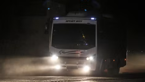 Cảnh sát Thổ Nhĩ Kỳ giám sát xe chở những người tị nạn Syria hồi hương.