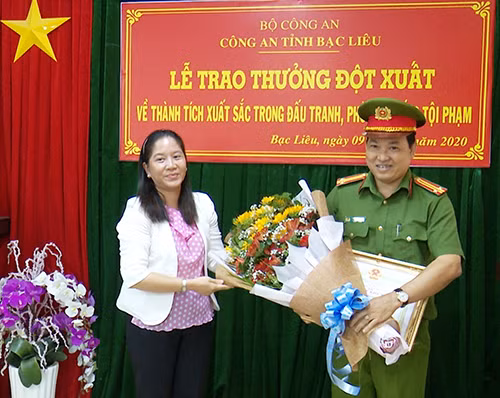 Đồng chí Lê Kim Thúy, Phó Bí thư Thành ủy, Chủ tịch UBND thành phố Bạc Liêu tặng Giấy khen và thưởng cho Ban Chuyên án