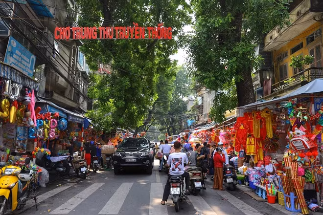 Trải qua từ nhiều thế hệ, phố Hàng Mã là điểm đến của cả trẻ em và người lớn vào mỗi dịp Trung thu. Đây là dịp để trẻ em được sở hữu những món đồ chơi còn người lớn có dịp hồi tưởng về những kỷ niệm ngày ấu thơ với những sắc màu rực rỡ của đèn ông sao, đèn kéo quân, đầu sư tử … đã trở thành ký ức tuổi thơ quen thuộc của đa số người Hà Nội.