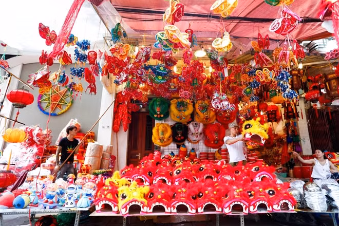 Giá cả hợp lý phải chăng, kiểu dáng, màu sắc.. đa dạng đã và đang đưa những món đồ chơi truyền thống tưởng chừng đã ngủ quên quay trở lại thị trường đồ chơi một cách mạnh mẽ trong dịp trung thu này.