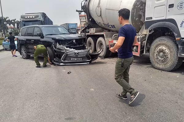 Xế hộp hạng sang bị hư hỏng nặng. Ảnh: Đ.T.