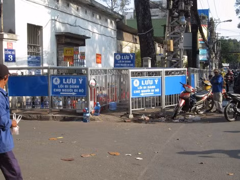 Hàng rào ngăn cản người bán hàng rong để có không gian cho người đi bộ được dựng xung quanh Bệnh viện Chợ Rẫy.