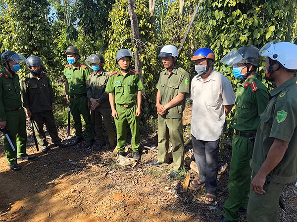 Lực lượng Công an xã Quảng Sơn, huyện Đắk Glong tăng cường tuần tra, kiểm soát khép kín địa bàn.