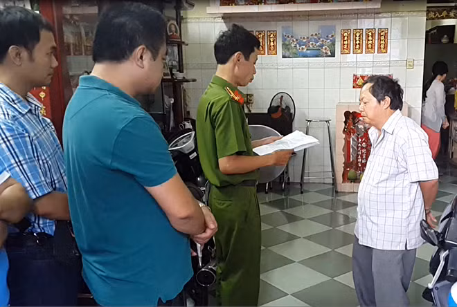 Cơ quan điều tra đọc lệnh bắt nghi can Tăng Tân. Cơ quan điều tra đọc lệnh bắt nghi can Tăng Tân.