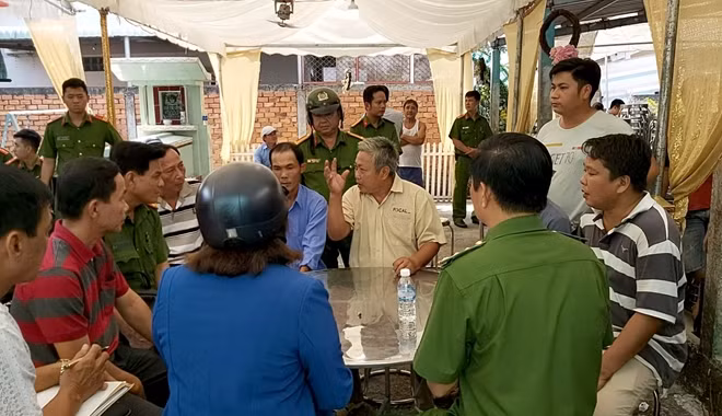 Lãnh đạo Công an TP Mỹ Tho đang trao đổi cùng người thân sau khi vụ việc xảy ra.