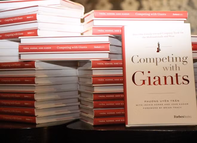 Cuốn sách “Competing with Giants” (tạm dịch tiếng Việt là “Vượt lên người khổng lồ”)