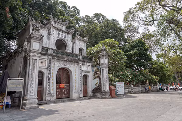 Đền Quán Thánh trước ngày Đại lễ Phật đản Đền Quán Thánh trước ngày Đại lễ Phật đản
