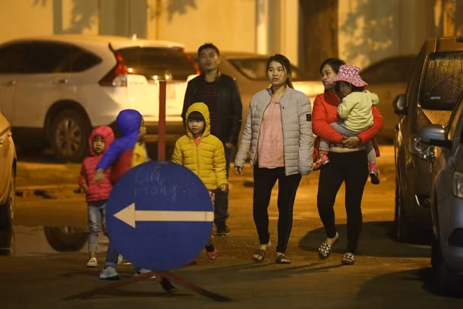Những ngày này, "sán lợn" trở thành mối lo thường trực với rất nhiều bậc phụ huỵnh. Hành lang Phòng khám chuyên khoa của Viện Sốt rét - Ký sinh trùng - Côn trùng Trung ương (34 Trung Văn, Nam Từ Liêm, Hà Nội) cũng vì thế mà luôn đông nghẹt bố mẹ đưa con đi khám, xét nghiệm.