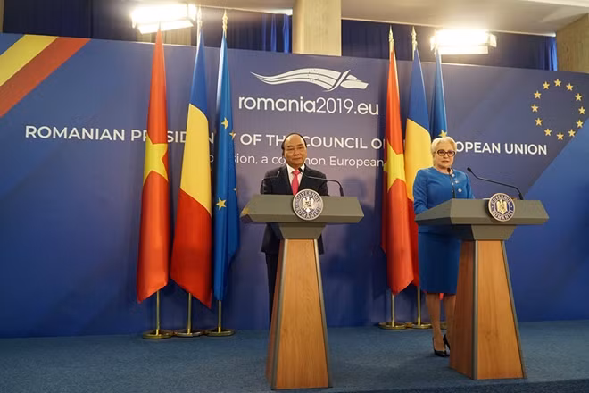 Thủ tướng Nguyễn Xuân Phúc và Thủ tướng Rumania Dancila phát biểu với báo chí hai nước sau hội đàm