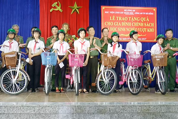 Trung tướng Nguyễn Văn Sơn - Thứ trưởng Bộ Công an và đại diện Học viện CSND, Công an thành phố Đà Nẵng tặng 100 xe đạp cho các em học sinh.