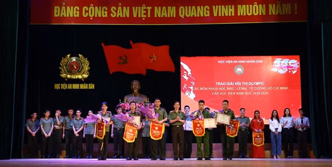 Ban Tổ chức trao giải cho các đội.