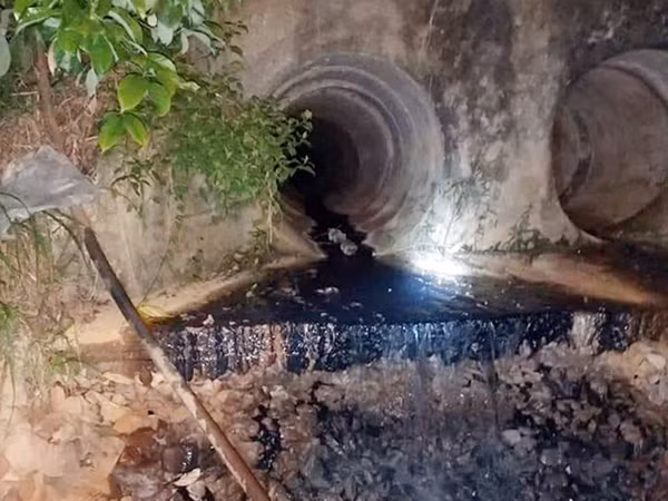 Cống xả thải của một DN xả nước thải đen ngòm ra sông bị người dân phát hiện.