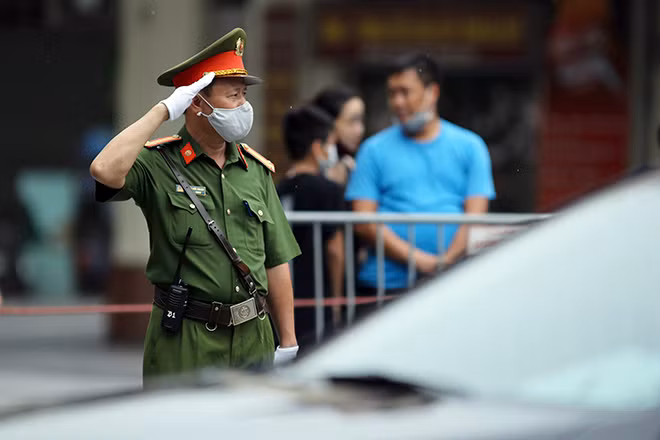 Chiến sĩ Công an trang nghiêm khi đoàn linh xa di chuyển trên phố.