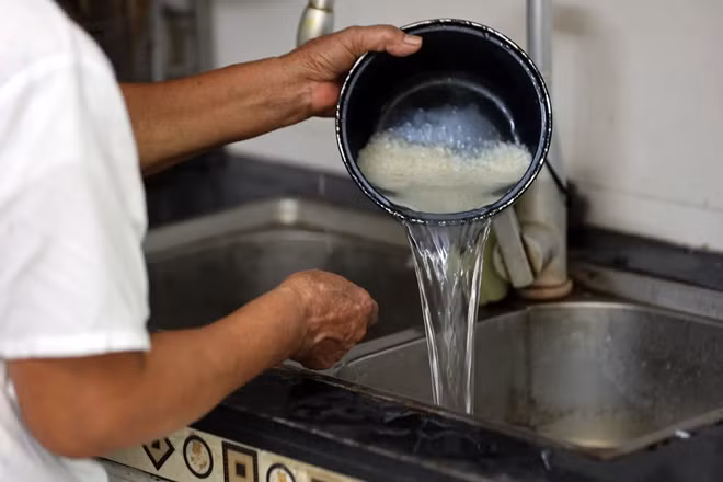 Mặc dù nguồn nước ô nhiễm là thế nhưng gia đình bà Xinh vẫn phải tìm cách khắc phục hàng ngày phục vụ sinh hoạt.