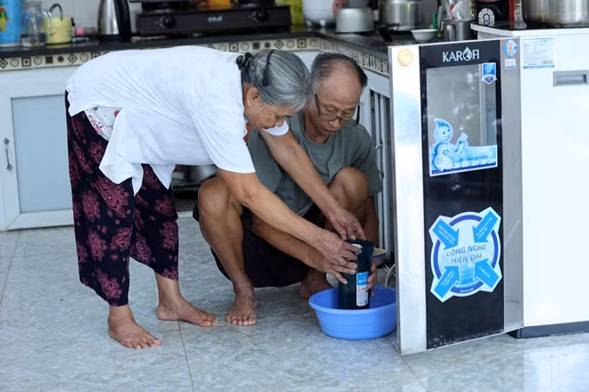 Ghi nhận của PV tại bà Nguyễn Thị Xinh ở xã Xuân Dương, huyện Thanh Oai, Hà Nội cho biết nguồn nước ở đây có mùi rất khó chịu, khi đưa lên mũi ngửi thì giống như bị ngâm sắt ở trong đó. Tình trạng nước có mùi lạ cũng được hàng xóm của bà Xinh chia sẻ khiến cuộc sống sinh hoạt rất khó khăn bởi thiếu nguồn nước sạch.