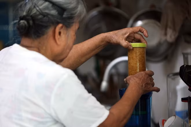 Cũng theo người dân ở đây cho biết, thực tế xã Xuân Dương (huyện Thanh Oai, Hà Nội) cũng có một trạm cấp nước được xây dựng từ năm 2013 và chỉ cách khu dân cư khoảng 300 mét. Tuy nhiên, thực tế chất lượng nguồn nước được cung cấp từ trạm nước trên đã bị người dân nơi đây phản ánh nhiều lần vì không đạt chất lượng. Sở Y tế Hà Nội vào năm 2019 đã về đây lấy mẫu xét nghiệm nguồn nước và cho kết quả bị ô nhiễm Amoni, Asen, Coliform và Ecoli.