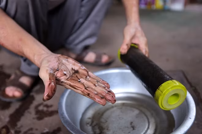 Buồn bã chia sẻ, anh Song cho biết nguồn nước ở đây nhiều năm qua bị ô nhiễm, có mùi lạ rất khó ngửi nên không dùng vào sinh hoạt nếu không lọc qua bể lọc có cát, sỏi, than hoạt tính… Còn đối với máy lọc nước RO cho dù có "chiến đấu" hết công suất với nước bẩn thì cũng chỉ được khoảng 2 tháng đổ lại là phải thay thế hoặc tái dùng nếu có thể thau rửa ống lọc.