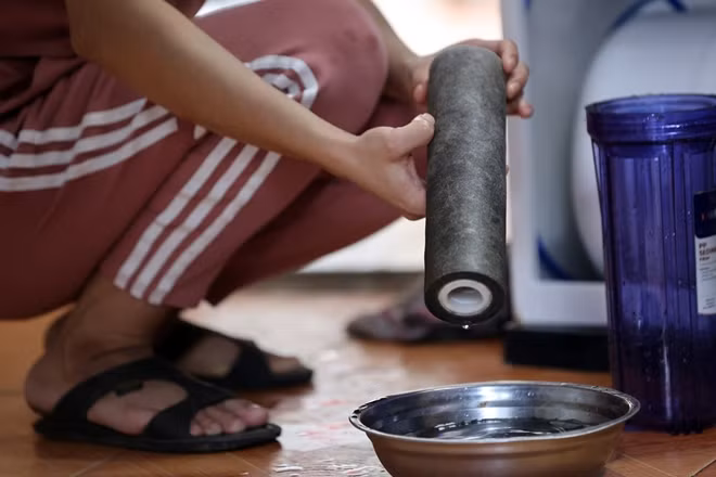 Cận cảnh ống lọc đặc quánh, đen xì của một hộ dân khi đem ra thau rửa.
