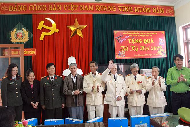 Đại diện Báo Công an nhân dân, Công an tỉnh Thái Nguyên, Công ty cổ phần đầu tư và xây dựng Thiên Lộc thăm hỏi và tặng quà các cán bộ hưu trí, gia đình chính sách công an thành phố Sông Công, Thái Nguyên