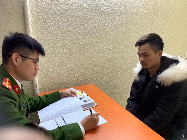 Công an quận Hoàn Kiếm hỏi cung đối tượng Bình và Hằng