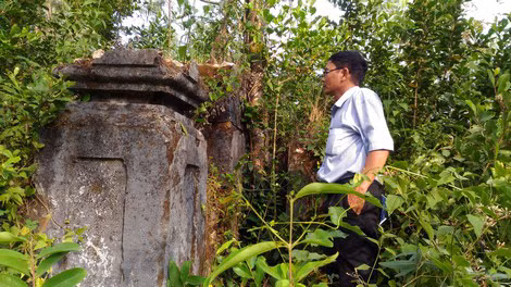 Phóng viên Chuyên đề CSTC dò tìm mộ cổ lẩn khuất bên trong những bụi cây dại trên triền núi A Mang.