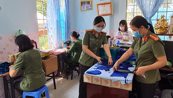 Chị em phụ nữ phòng Hậu cần Công an tỉnh cắt may khẩu trang tặng người dân nghèo.