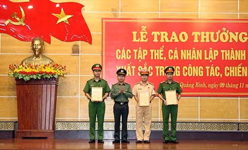 Đồng chí Đại tá Nguyễn Tiến Nam - Ủy viên Ban Thường vụ Tỉnh ủy, Giám đốc Công an tỉnh đã trao Thư khen cho các đơn vị