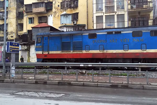 Đoàn tàu bị gián đoạn hành trình sau vụ việc. Ảnh: B.C.