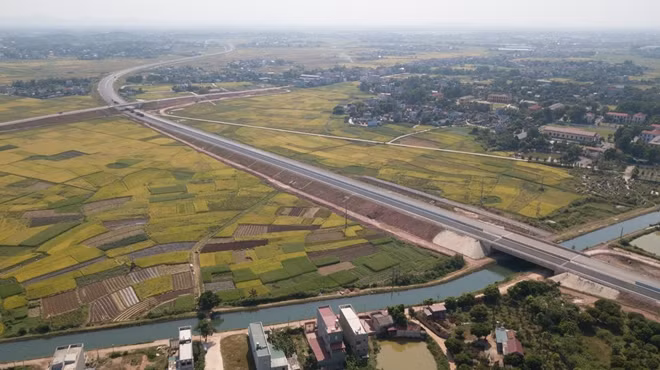 Tuyến cao tốc này nằm trong quy hoạch của cao tốc Hà Nội - Lạng Sơn nối từ Hà Nội tới cửa khẩu Hữu Nghị (tỉnh Lạng Sơn) và sang cao tốc quốc tế Hữu Nghị - Nam Ninh của Trung Quốc. Theo dự kiến tuyến cao tốc thu phí trong 17 năm (từ 2020 đến 2037). Có 5 mức thu phí, thấp nhất dự kiến là 2.000 đồng/km với xe từ 9 chỗ ngồi trở xuống và cao nhất là 7.200 đồng/km với các loại xe tải trọng lớn như xe container.