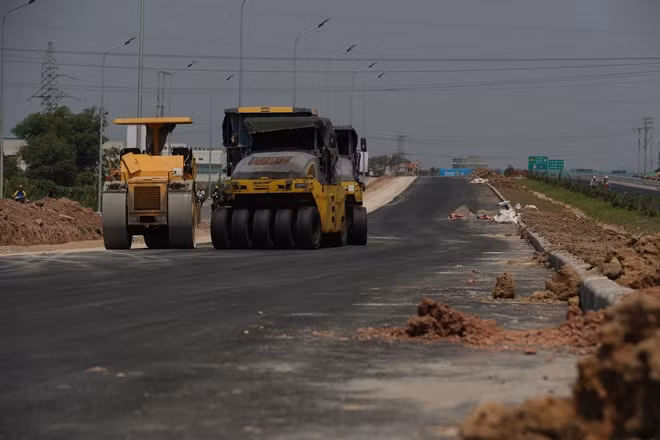 Ngày 23-9, 64 km của tuyến cao tốc hầu hết đã được đơn vị thi công thảm nhựa.